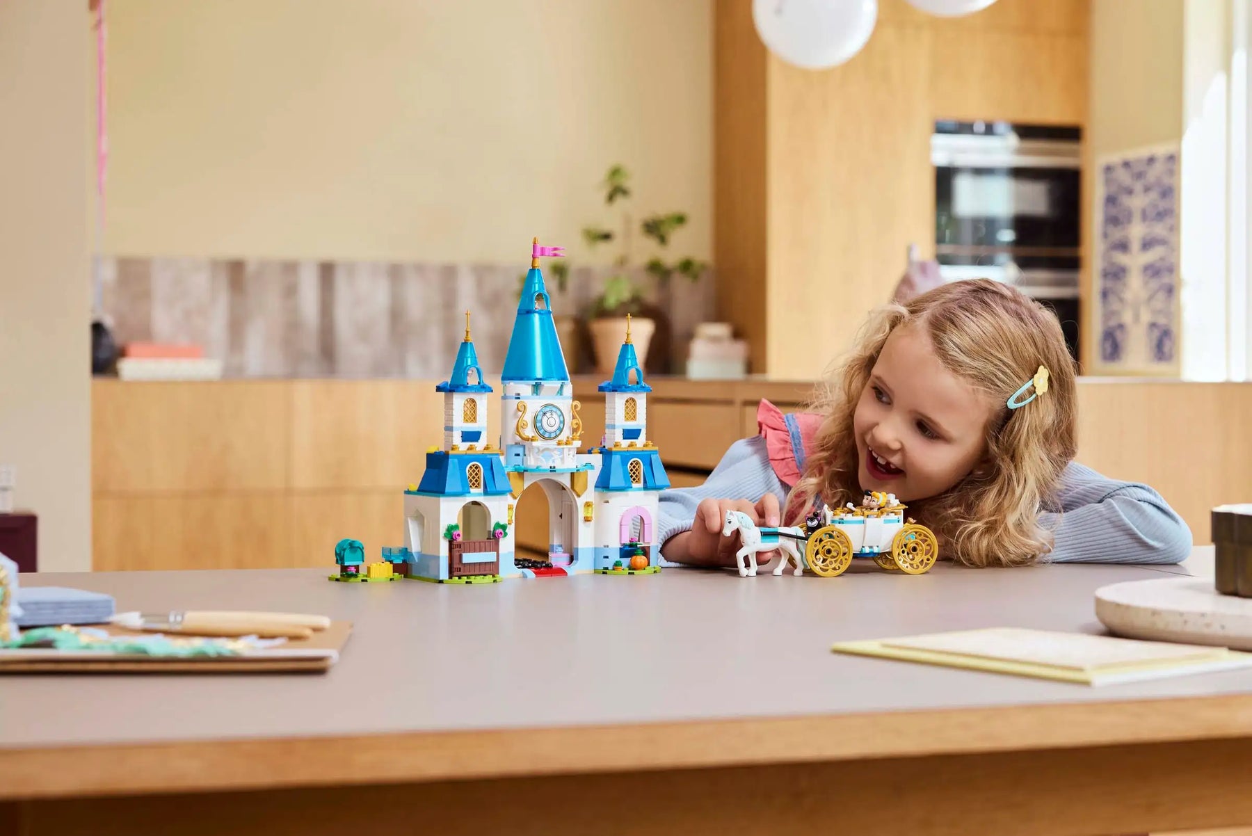 LEGO 43275 Tuhkimon Linna ja Hevosvaunut