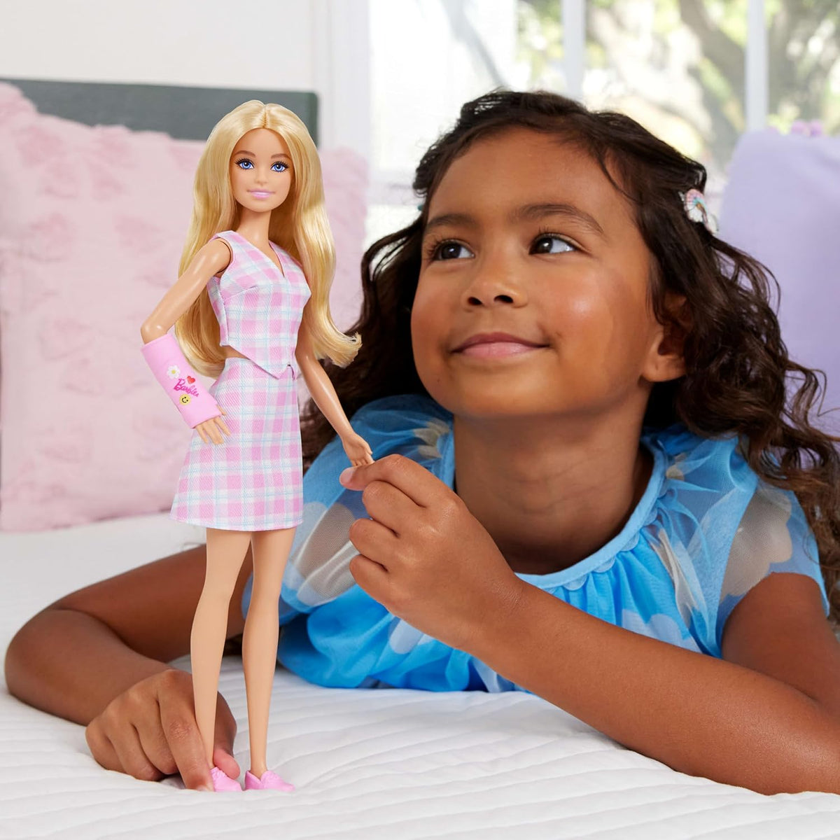 Barbie Fashionistas Barbie-Nukke Kipsatulla Kädellä