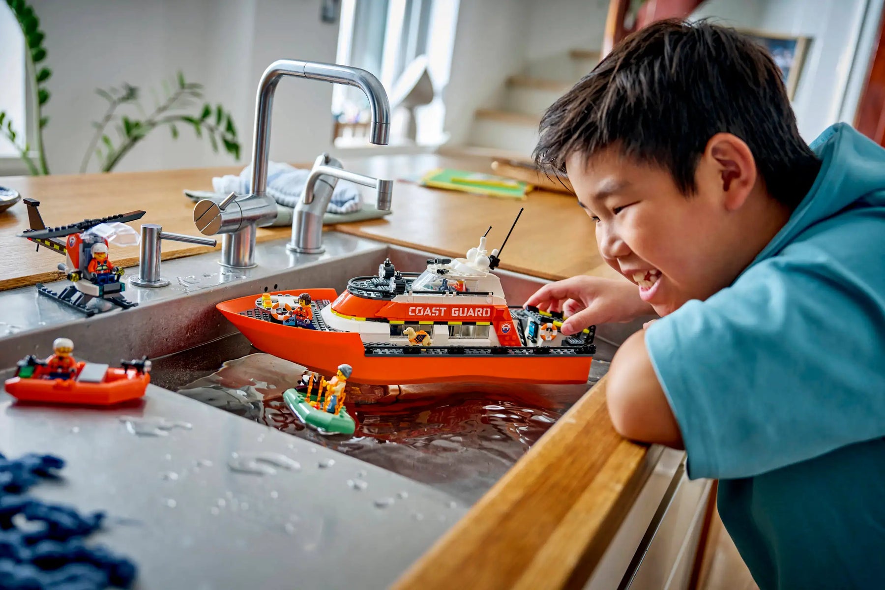 LEGO City 60504 Rannikkovartioston Pelastusalus ja Helikopteri