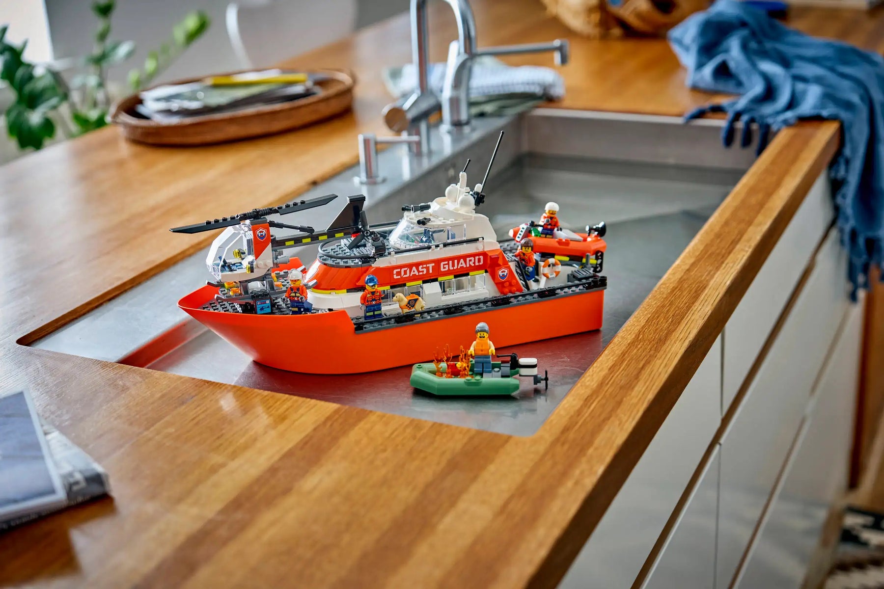 LEGO City 60504 Rannikkovartioston Pelastusalus ja Helikopteri